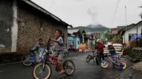 Bocah-bocah asyik bermain di kaki Gunung Slamet. (Liputan6.com/Andrian M Tunay) 