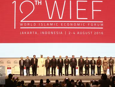 Presiden RI, Jokowi bersama pimpinan dan perwakilan negara peserta befoto bersama usai Pembukaan World Islamic Economic Forum ke-12 di Jakarta, Selasa (2/8). Pertemuan KTT WIEF ke-12 Tahun 2016 berlangsung 2 - 4 Agustus. (Liputan6.com/Faizal Fanani)