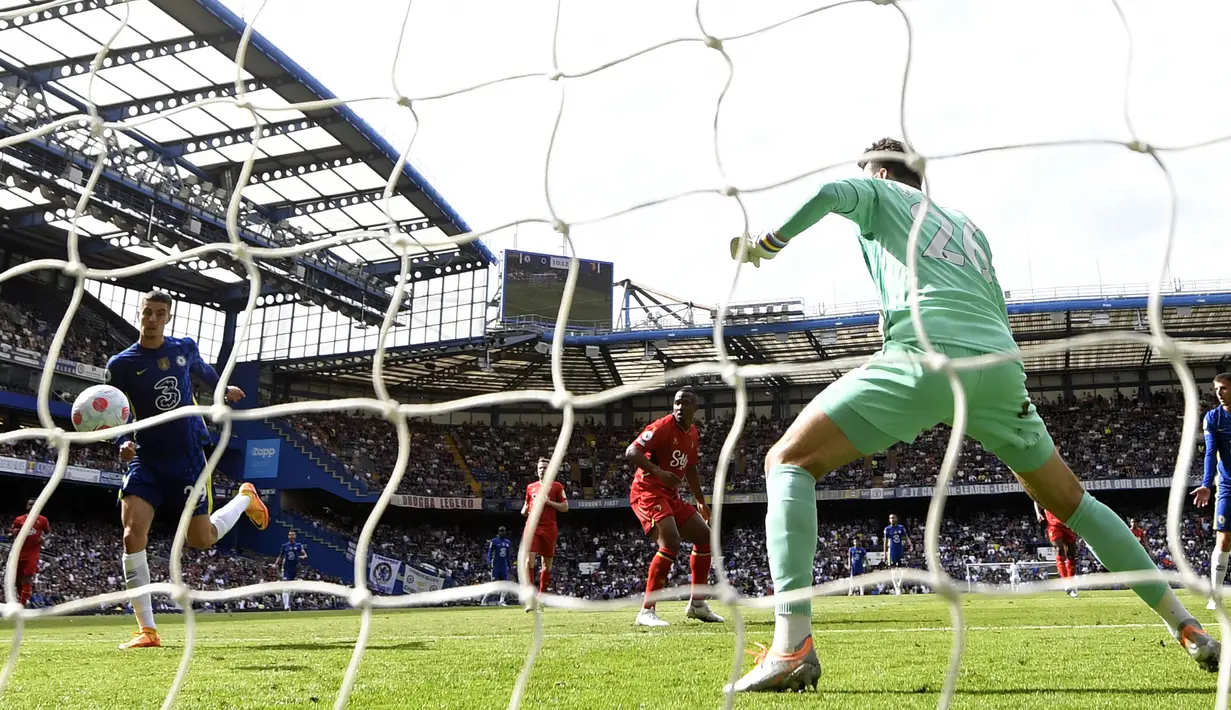Pemain Chelsea Kai Havertz (kiri) mencetak gol ke gawang Watford pada pertandingan sepak bola Liga Inggris di Stamford Bridge, London, Inggris, 22 Mei 2022. Chelsea menang 2-1. (Glyn KIRK/AFP)
