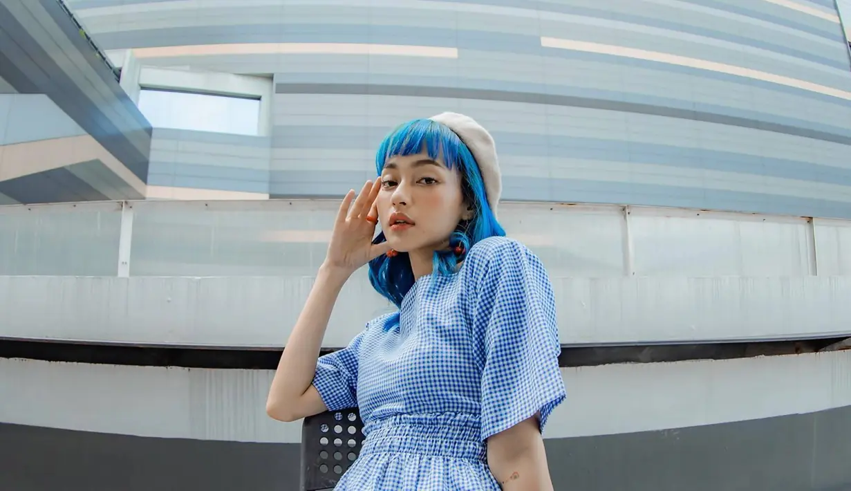 Tampil dengan warna biru, penyanyi yang sudah memiliki album mini berjudul Once in a Blue Moon ini pun menuai banyak pujian. Warna yang begitu kontras dengan penampilannya, banyak para penggemar pun menyebut bahwa penampilannya ini cocok dengan dirinya.  (Liputan6.com/IG/@indahkus_)