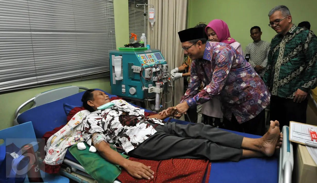 Menag Lukman Hakim Saifuddin mengunjungi pasien di Klinik Hemodialisis Muslimat NU, Jakarta, Minggu (10/1/2016). Kunjungan Lukman untuk menghadiri pemecahan Rekor Muri sebagai Klinik Pertama Bersertifikat ISO (Liputan6.com/Johan Tallo)