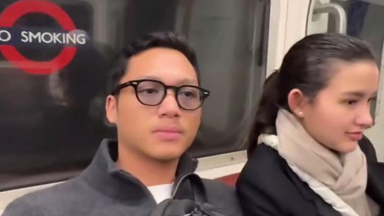 Nggak LDR Lagi, 7 Potret Azriel Hermansyah Bertemu Sarah Menzel di Inggris - Berangkat Bersama Calon Ibu Mertua