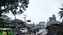 Petugas kepolisian berjaga di dekat lokasi longsor yang terjadi di kawasan Puncak Bogor, Jawa Barat (5/2). Tanah longsor menutup seluruh badan jalan hingga tak bisa dilintasi kendaraan. (Foto: Lantas Bogor)