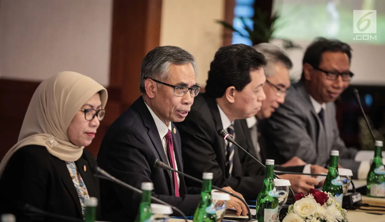 Ketua Dewan Komisioner Otoritas Jasa Keuangan (OJK) Wimboh Santoso (dua kiri) bersama jajaran Dewan Komisioner OJK menggelar jumpa pers tutup tahun 2018 di Gedung OJK, Jakarta, Rabu (19/12). (Liputan6.com/Faizal Fanani)