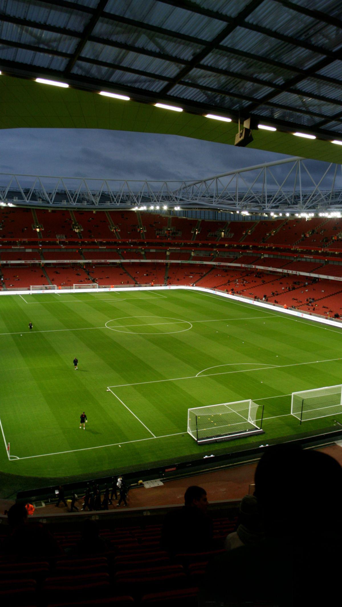 Liga Premier Inggris menjadi salah satu kompetisi sepak bola paling banyak ditonton di layar kaca. Pertandingan-pertandingan seru berlangsung tiap pekan di stadion-stadion yang megah dengan segala riuh gemuruh penonton.

Faktor kenyamanan dan keamanan p