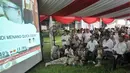 Kader Gerindra dan pendukung Anies-Sandi menyaksikan siaran langsung kemenangan Anies-Sandi di kantor DPP Gerindra, Jakarta Selatan, Rabu (19/4). Pendukung Anies-Sandi merayakan kemenangan dari hasil hitung cepat Pilkada DKI. (Liputan6.com/Yoppy Renato)