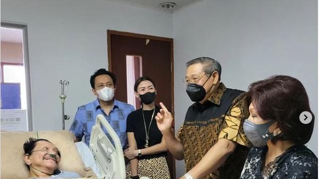 Presiden ke-6 Susilo Bambang Yudhoyono (SBY) menjenguk mantan Kepala BIN Hendropriyono di RSPAD Gatot Subroto.