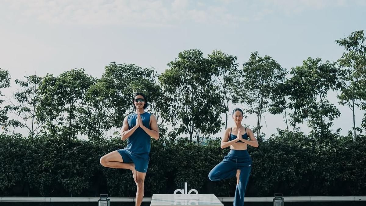 Potret Tubuh Kekar Hana Malasan Berbalut Athleisure Saat Yoga Bareng Kekasih