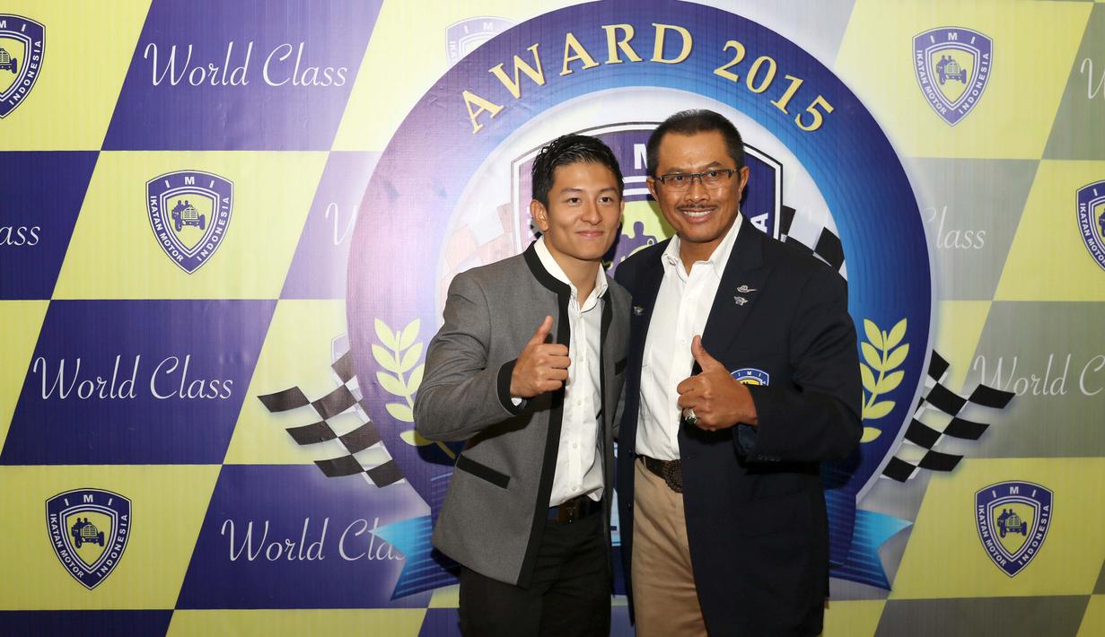 Rio Haryanto (kiri) berfoto bersama Mantan Ketua IMI, Nanan Sukarna saat menerima penghargaan pada acara IMI Awards di Hotel Borobudur, Jakarta, Kamis (17/12/2015). (Bola.com/Nicklas Hanoatubun)