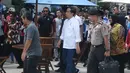 Presiden Joko Widodo (Jokowi) menuju rest area seusai meresmikan ruas  Tol Sragen-Ngawi di kilometer 538 jalan tol Solo-Ngawi, Jawa Tengah, Rabu (28/11). Jokowi menyempatkan diri untuk mencicipi makanan di rest area tersebut. (Liputan6.com/Angga Yuniar)