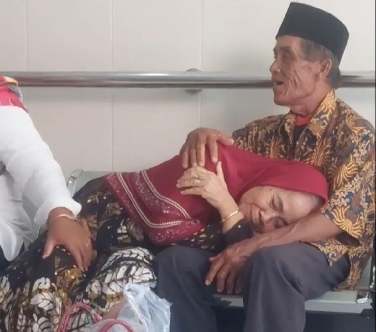 "Makasih ya Mba. Udah lama ga pulang Brebes. Tapi bisa liat video ini jujur jadi seneng," tulis pesan dari cucu kakek nenek tersebut.