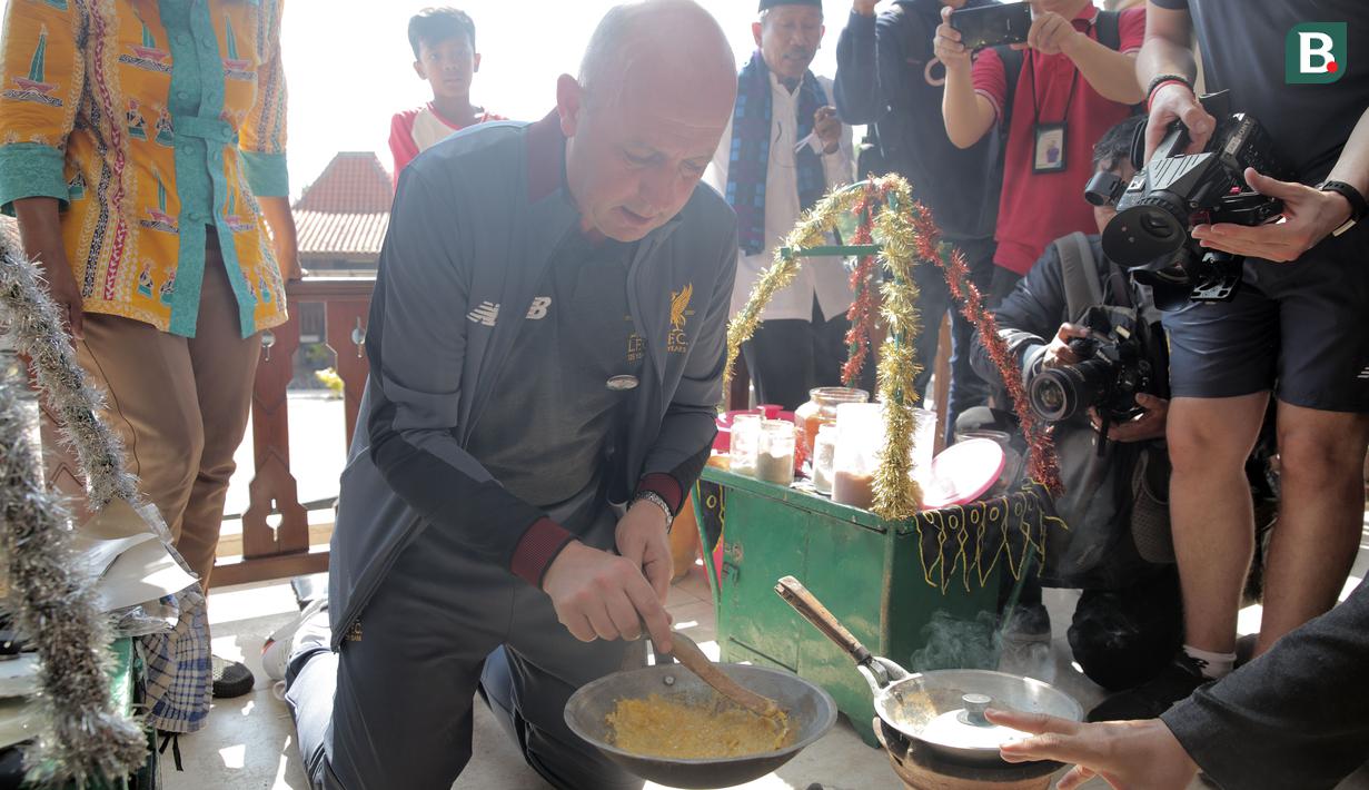 Legenda Liverpool, Gary McAllister, mencoba memasak kerak telor makanan khas Betawi, Kerak Telor dalam rangkaian acara kunjungan budaya di Kawasan Perkampungan Betawi Setu Babakan, Jakarta (9/9/2018). (Bola.com/Peksi Cahyo)