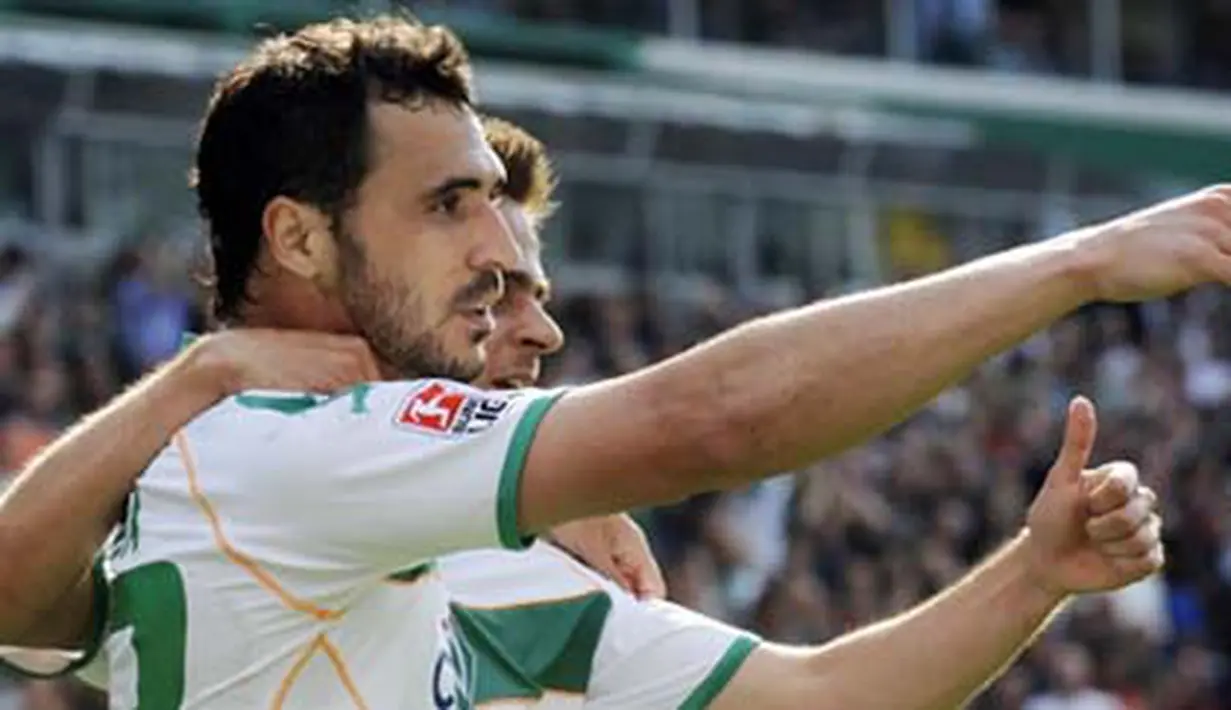 Werder Bremen's Portuguese striker Hugo Almeida (front) celebrates scoring with Austrian striker Martin Harnik during the Bundesliga football match against Hamburg SV in Bremen on May 10, 2009. AFP PHOTO DDP / DAVID HECKER