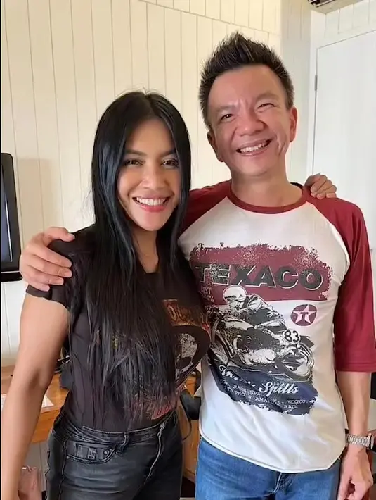 Kebahagiaan dirasakan Jerry Aurum mantan suami Denada Tambunan. Melalui akun instagramnya, Jerry membagikan momen pertemuannya dengan putrinya setelah 4,5 tahun. Berikut beberapa potretnya. [Instagram/jerryaurum]