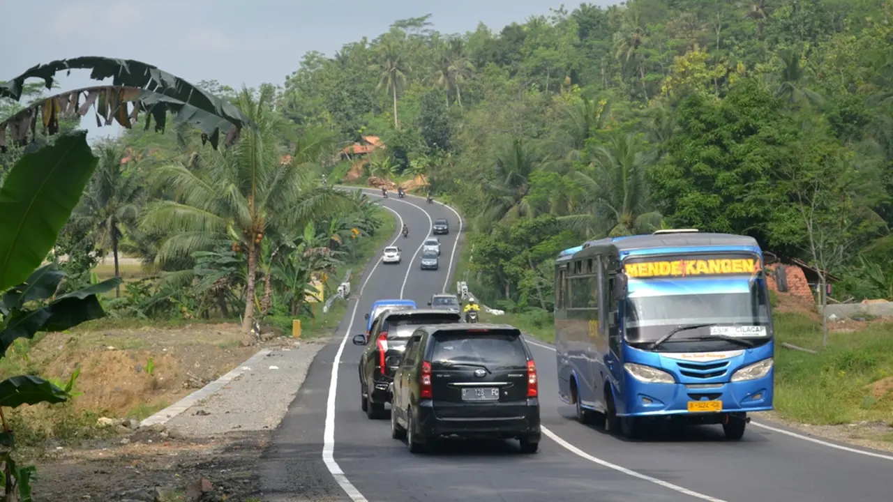 Jalur Nasional Lintas Selatan (JLS) antara Banyumas-Cilacap di titik Lumbir, Banyumas. (Foto: Liputan6.com/Muhamad Ridlo)