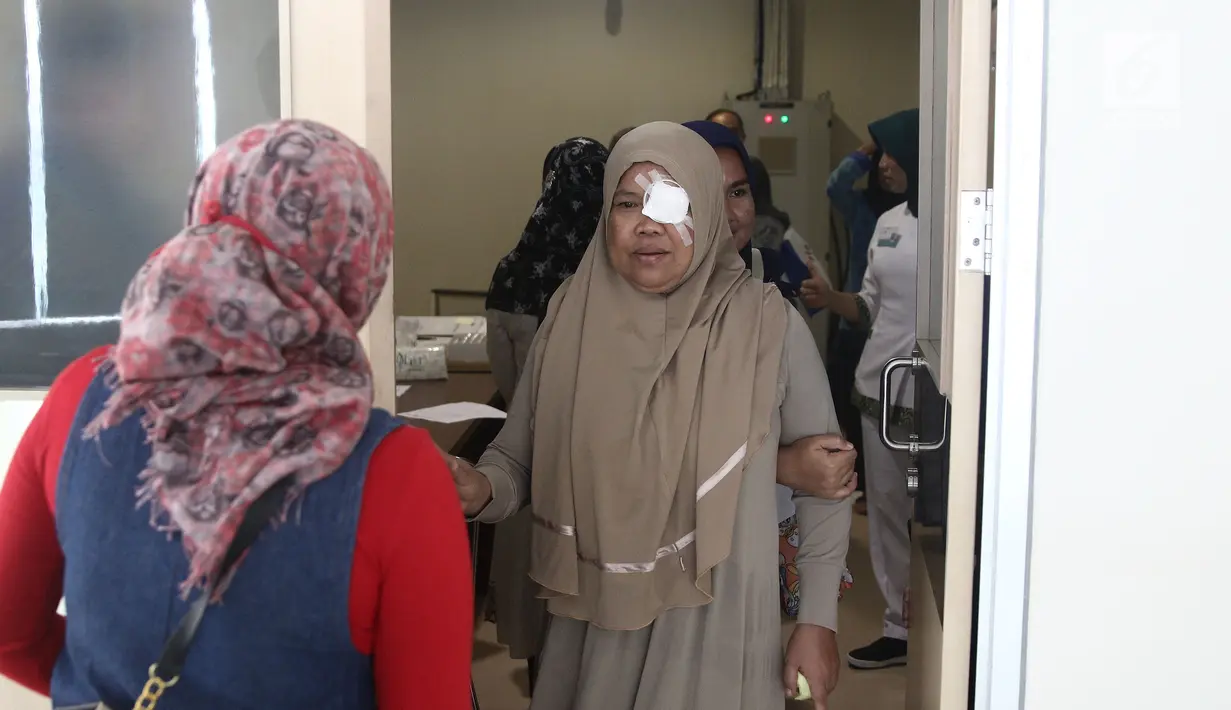 Pasien usai dioperasi saat bakti sosial operasi katarak bagi masyarakat prasejahtera di EMC Sentul, Bogor, Jawa Barat, Jumat (26/10). Bakti sosial ini kerja sama antara RS EMC Sentul, Departemen Mata FKUI/RSCM dan Perdami. (Liputan6.com/Herman Zakharia)