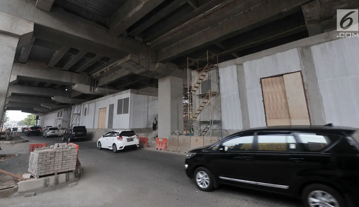 Kendaraan melintas di depan stasiun LRT rute Kelapa Gading-Velodrome, Jakarta, Rabu (4/7). Proyek ini ditargetkan rampung pada pertengahan Agustus dan dapat beroperasi pada perhelatan Asian Games mendatang. (Merdeka.com/Iqbal S. Nugroho)