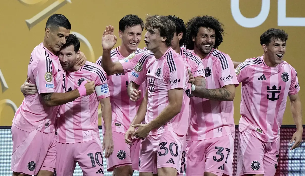 Pemain Inter Miami, Lionel Messi (kedua kiri) melakukan selebrasi bersama rekan setimnya setelah mencetak gol melalui tendangan bebas ke gawang FC Porto dalam laga Grup A Piala Dunia Antarklub 2025 di Mercedes-Benz Stadium, Atlanta, Amerika Serikat, Jumat (20/06/2025) WIB. (AP Photo/Brynn Anderson)