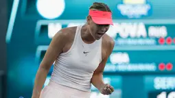 Maria Sharapova merayakan pukulan bola yang masuk saat melawan Jennifer Brady di Bank of the West Classic di Stanford, California (31/7). Juara turnamen Grand Slam lima kali ini tampil dengan fasilitas wild card. (AFP Photo/Lachlan Cunningham)