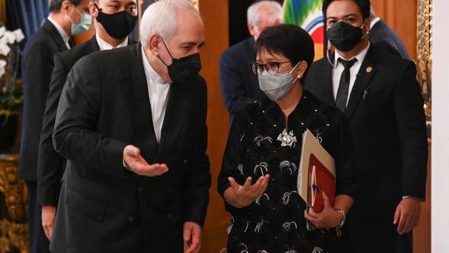 Pertemuan Menlu Retno Marsudi dan Menlu Iran Mohammad Javad Zarif.