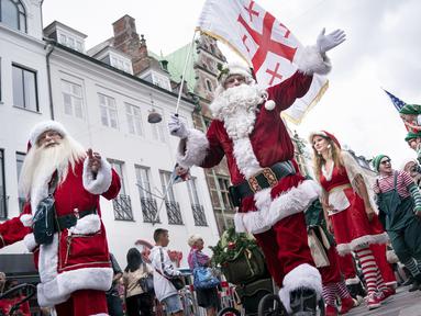 Sinterklas dari seluruh penjuru dunia berpawai melewati Kopenhagen, Denmark (22/7/2019). Kongres Dunia Sinterklas tahunan berlangsung di Kopenhagen minggu ini. (AP Photo/Liselotte Sabroe/Scanpix 2019)