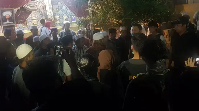 Bahar bin Smith dijemput petugas untuk dibawa ke Lapas Gunung Sindur, Selasa (19/5/2020). (foto: dokumentasi Humas Ditjen PAS Kemenkumham)
