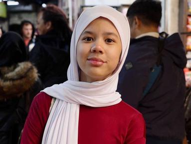 Mulan Jameela membagikan potretnya saat liburan keluarga. Namun, tidak hanya penampilan sang pelantun lagu 'Makhluk Tuhan Paling Seksi' itu yang jadi sorotan. Penampilan putri Mulan dan Ahmad Dhani itu juga curi perhatian. Banyak foto yang diunggah Mulan saat menampilkan Safeea tengah memakai hijab. (Liputan6.com/IG/@mulanjameela1)