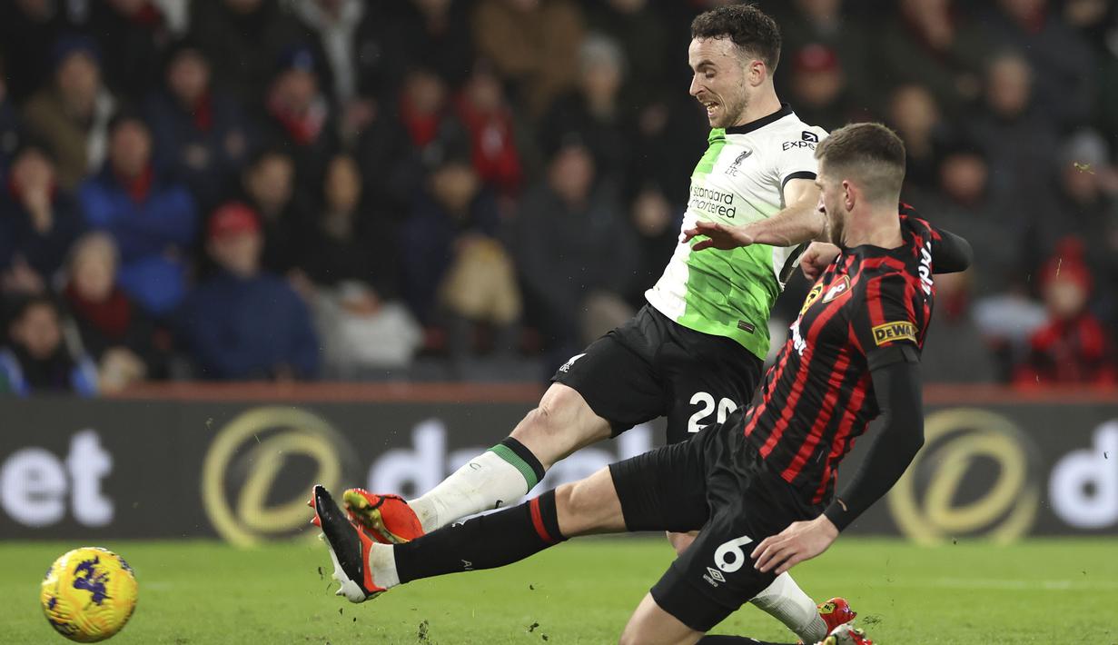 Pemain Liverpool, Diogo Jota (kiri) mencetak gol ke gawang Bournemouth pada laga lanjutan Liga Inggris 2023/2024 di Vitality Stadium, Bournemouth, Inggris, Minggu (21/01/2024) waktu setempat. (AFP/Adrian Dennis)