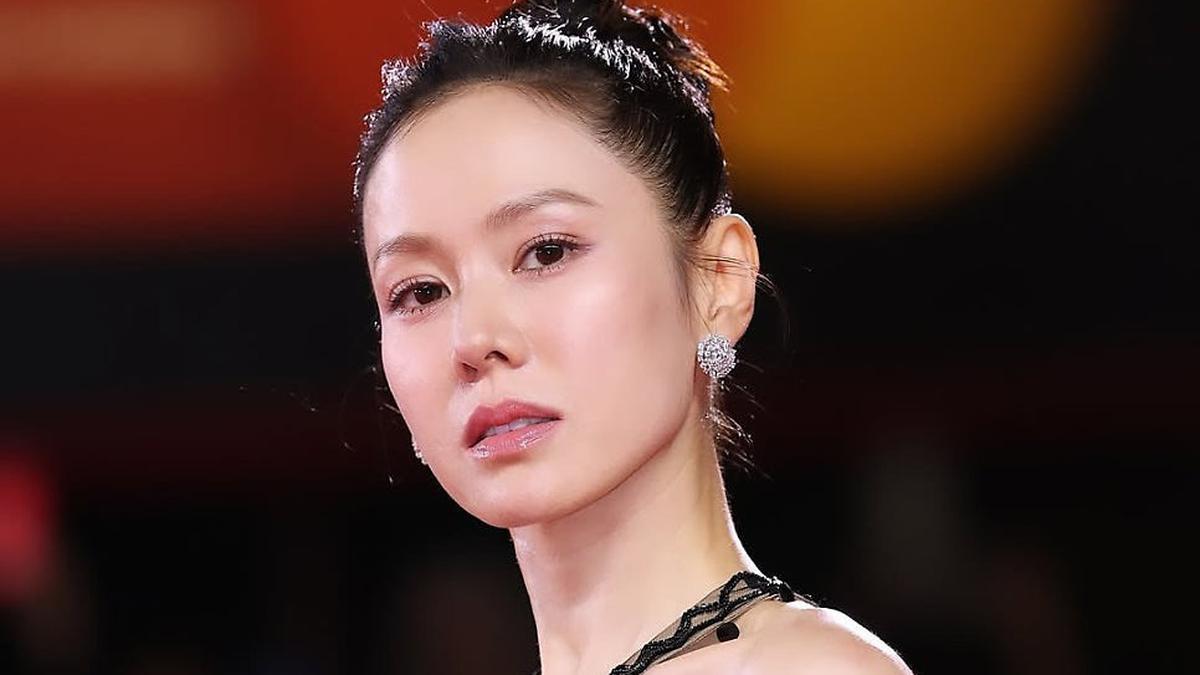 Son Ye-jin Tampil Perdana di Red Carpet Venice Film Festival, Istri Hyun Bin Anggun dalam Balutan Gaun Hitam