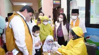 Menteri Koordinator Bidang Perekonomian, Airlangga Hartarto saat meninjau kegiatan vaksinasi anak di SDN 05 Kemanggisan, Jakarta Barat, Jumat (31/12/2021).