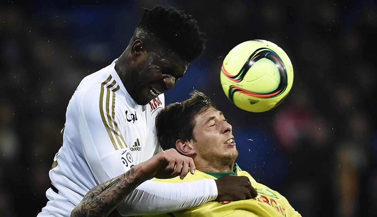 5. Samuel Umtiti (kiri), bek Lyon yang masih berusia 22 tahun ini menjadi incaran dari Tottenham. Namun menurut Mirror, untuk mendapatkannya Spurs harus bersaing dengan raksasa Prancis, PSG. (AFP/Jeff Pachoud)