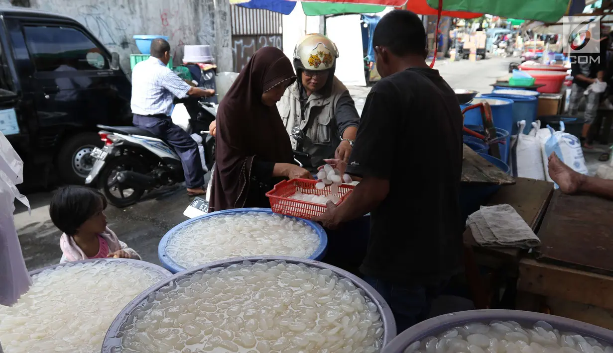 Pedagang kolang kaling tengah melayani pembeli di Tanah Abang, Jakarta, Kamis (24/5). Selama Ramadan buah kolang kaling ini banyak diburu oleh masyarakat. (Liputan6.com/Angga Yuniar)