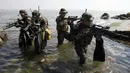 Anggota Navy Seals Filipina muncul ke permukaan air saat melakukan latihan di Markas Angkatan Laut di Sangley Point, Cavite, Manila, (26/9/2014). (REUTERS/Romeo Ranoco)