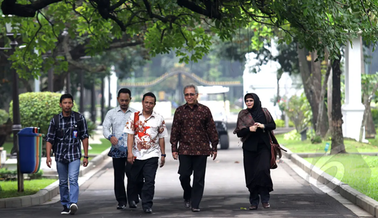 Iwan Fals (kedua dari kanan) bersama istri Rosana saat memasuki kawasan Istana Negara, Jakarta, untuk bertemu dengan Presiden Jokowi, Jumat (27/2/2015). Kedatangan Iwan Fals untuk membicarakan rencana konser "Nyanyian Raya”. (Liputan6.com/Faizal Fanani)
