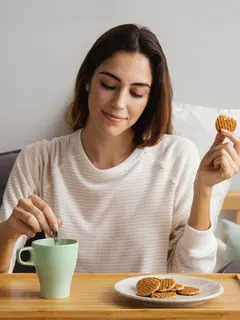 Salah satu cara untuk menerapkan mindful snacking adalah memilih camilan sehat. (Foto/dok: Freepik)