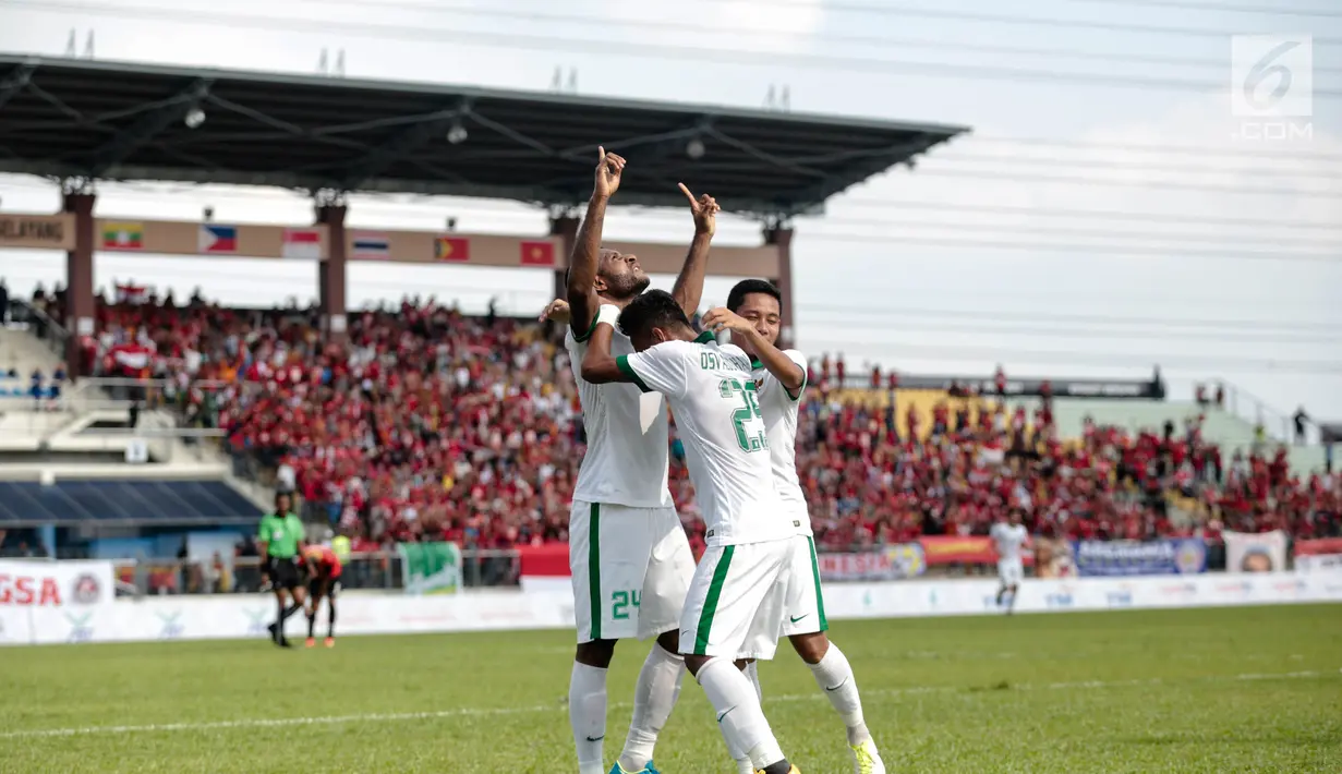 Penyerang timnas Indonesia, Marinus Mariyanto (kiri) bersama rekan-rekan satu tim melakukan selebrasi seusai membobol gawang Timor Leste pada laga ketiga grup B SEA Games 2017 di Stadion Selayang, Malaysia, Minggu (20/7). (Liputan6.com/Faizal Fanani)