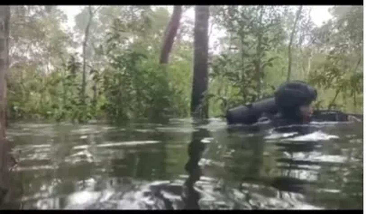 Penuh rintangan dan bahaya, mereka harus menyusuri sungai yang dalam hingga hutan rimba. Seperti para prajurit ini, mereka harus berjalan di sungai lengkap dengan senjatanya.