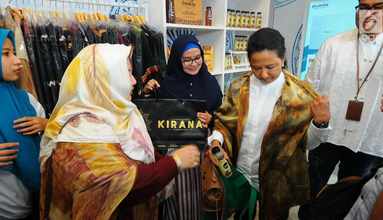 Menteri BUMN Rini M Soemarno melihat produk UMKM dari Rumah Kreatif BUMN (RKB) binaan BNI saat Launching Halal Park di Senayan Jakarta, Selasa (16/4). Presiden Joko Widodo (Jokowi) resmi membuka miniatur arena bertajuk Moslem District Destination tersebut. (Liputan6.com/Angga Yuniar)