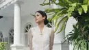 <p>Kebaya putih dan kain batik adalah kombinasi terbaik untuk kamu yang ingin menghadiri acara formal. (instagram/maudyayunda)</p>