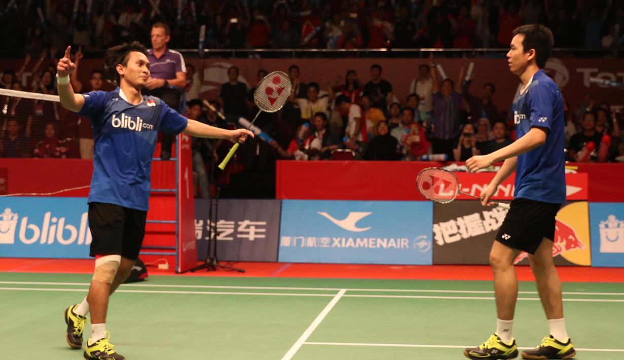 Ekspresi pebulutangkis ganda putra Indonesia, Mohammad Ahsan/Hendra Setiawan, sesaat setelah mengalahkan ganda Korea Selatan, Lee Yong Dae/Yoo Yeon Seong di Istora Gelora Bung Karno, Jakarta. Sabtu (15/8/2015). (Bola.com/Arief Bagus)