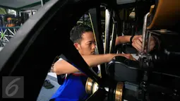 Teknisi mempersiapkan kereta yang akan digunakan untuk prosesi kirab ageng jumeneng dalem Paku Alam X di Komplek Kadipaten Pakualaman Ngayogyakarta, DIY, Selasa (5/1). Jumeneng atau penobatan Paku Alam X akan digelar pada 7 Januari 2016. (Boy Harjanto)