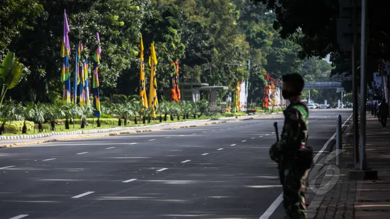 Pemandangan Saat Ruas Jalan Utama Jakarta Sepi Pengendara 