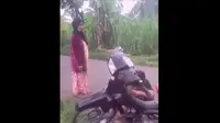 Seorang ibu mendatangi dan memarahi anaknya yang ikut balapan liar agar pulang. (Instagram @agoez_bandz)