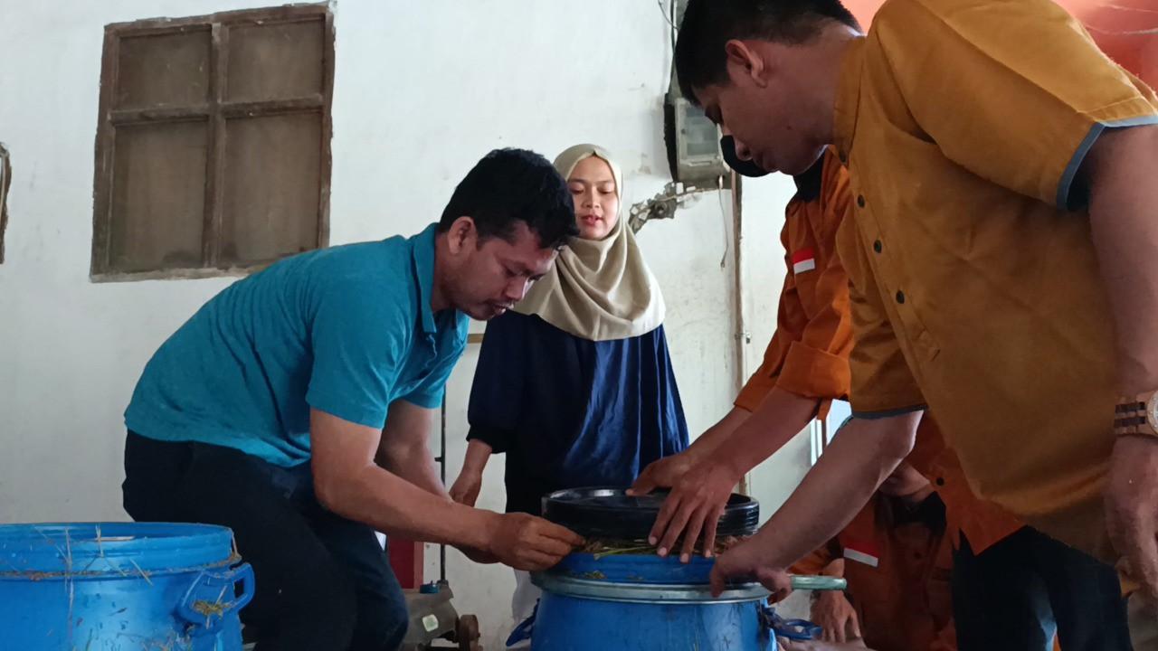 Proses pembuatan pakan ternak alternatif dari Kulit singkong oleh dosen Unibersitas Jember (Istimewa)