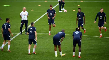 Para pemain Prancis menghadiri sesi latihan di Stadion Groupama di Decines-Charpieu dekat Lyon, Senin (6/9/2021). Prancis akan berhadapan dengan Finlandia dalam lanjutan Kualifikasi Piala Dunia 2022 zona Eropa Grup D, Rabu (8/9) dinihari. (FRANCK FIFE / AFP)