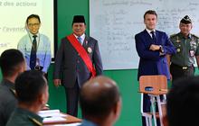 VIDEO: Momen Perwira TNI di Barisan Belakang Kaget Tak Sangka Sampai Dihampiri Prabowo