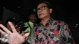 Jubir Presiden Joko Widodo, Johan Budi menjawab pertanyaan wartawan di KPK, Jakarta, Jumat (11/11). Kedatangan Johan untuk menghadiri acara ulang tahun wadah pegawai KPK. (Liputan6.com/Helmi Afandi)