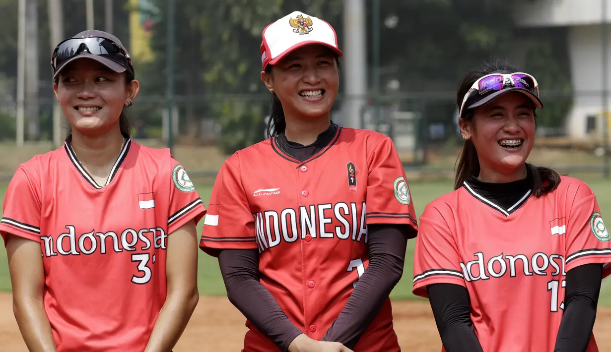 Para pemain Timnas Softball Putri indonesia tersenyum saat latihan di Lapangan Softball, GBK, Jakarta, Selasa (12/11). Sebanyak 17 atlet akan turun di SEA Games 2019 mendatang. (Bola.com/M Iqbal Ichsan)