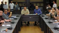 Menpora Imam Nahrawi (kiri – hadap lensa) memimpin pertemuan dengan 18 klub PSSI dan PT Liga Indonesia di Kantor Kemenpora, Jakarta, Senin (27/4/2015). Pertemuan berlangsung tertutup dan berakhir tanpa keputusan. (Liputan6.com/Helmi Fithriansyah)