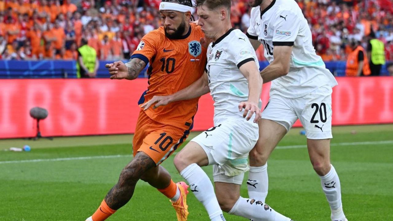 Pertandingan berlangsung sengit dengan kedua tim saling serang sejak awal.<br><br>Namun, Austria unggul lebih dulu di menit keenam melalui gol bunuh diri Donyell Malen. Foto: Reuters<br>